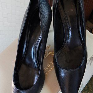 Burberry Classic Black Leather Point-Toe Pumps - Sz 9  New